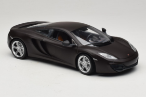 McLaren MP4-12C Matt Black Minichamps 1:18 110133021 Metall - pilt 6/8