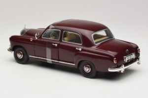 Mercedes 180 Ponton Tumepunane Revell 1:18 08876 Metall - pilt 5/6