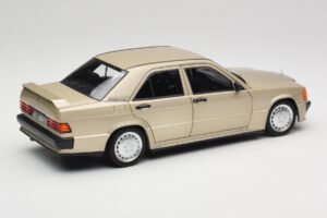 Mercedes 190E W201 2.3-16 Smoke Silver Metallic Norev 1:18 183831 Metall - pilt 3/8
