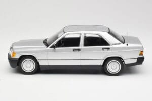 Mercedes 190E W201 Hõbedane Minichamps 1:18 155037004 Metall - pilt 3/6