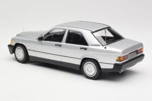 Mercedes 190E W201 Hõbedane Minichamps 1:18 155037004 Metall - pilt 5/6