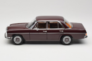 Mercedes 200 W115 Tumepunakaspruun Norev 1:18 183778 Metall - pilt 4/8