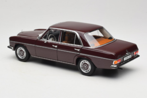Mercedes 200 W115 Tumepunakaspruun Norev 1:18 183778 Metall - pilt 7/8