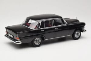 Mercedes 200 W110 Must Norev 1:18 183574 Metall - pilt 3/8