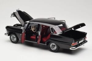 Mercedes 200 W110 Must Norev 1:18 183574 Metall - pilt 5/8