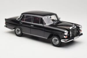 Mercedes 200 W110 Must Norev 1:18 183574 Metall - pilt 6/8