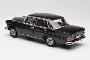 Mercedes 200 W110 Must Norev 1:18 183574 Metall - pilt 7/8