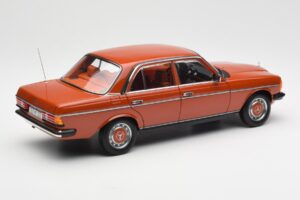 Mercedes 200 W123 English Punane Diileri Väljaanne Norev 1:18 B66040653 Metall - pilt 3/8