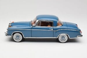 Mercedes 220 SE W128 Sinine Sun Star 1:18 3561 Metall - pilt 4/8