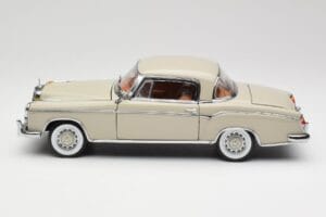 Mercedes 220 SE W128 Coupe Helehall Sun Star 1:18 3568 Metall - pilt 4/8