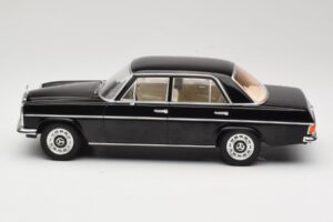 Mercedes 220D W115 Must MCG 1:18 MCG18117 Metall - pilt 3/6