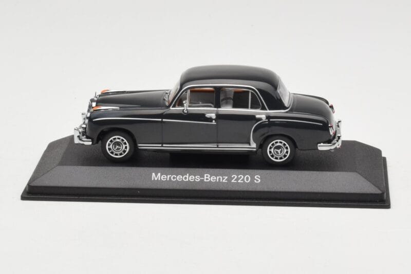 Mercedes 220S W180 Helehall Minichamps 1:43 Mercedes 220S W180 Helehall Minichamps 1:43 B66040534 Metall