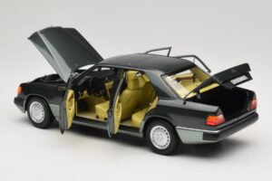 Mercedes 230E W124 Night Green Metallic Norev 1:18 183952 Metall - pilt 5/8