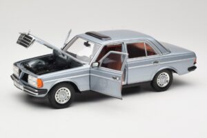 Mercedes 230E W123 Hõbedane & Helesinine Revell 1:18 08407 Metall - pilt 2/8