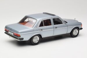 Mercedes 230E W123 Hõbedane & Helesinine Revell 1:18 08407 Metall - pilt 3/8