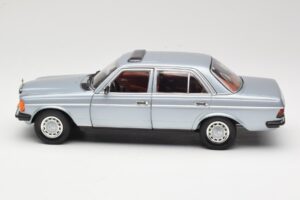 Mercedes 230E W123 Hõbedane & Helesinine Revell 1:18 08407 Metall - pilt 4/8