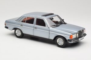 Mercedes 230E W123 Hõbedane & Helesinine Revell 1:18 08407 Metall - pilt 6/8