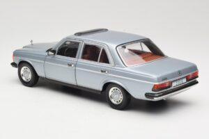 Mercedes 230E W123 Hõbedane & Helesinine Revell 1:18 08407 Metall - pilt 7/8