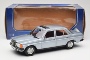 Mercedes 230E W123 Hõbedane & Helesinine Revell 1:18 08407 Metall - pilt 8/8