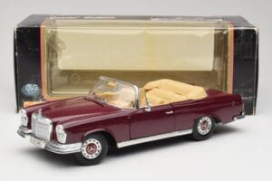 Mercedes 280SE W108 Bordeaux Punane Maisto 1:18 31811 Metall - pilt 8/8