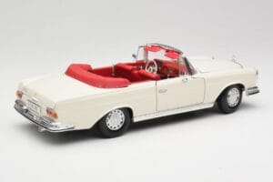 Mercedes 280SE W108 Ivory Valge Maisto 1:18 50223 Metall - pilt 3/8