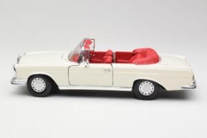 Mercedes 280SE W108 Ivory Valge Maisto 1:18 50223 Metall - pilt 4/8