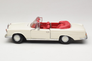 Mercedes 280 SE W108 Valge Maisto 1:18 52111 Metall - pilt 4/8