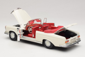 Mercedes 280 SE W108 Valge Maisto 1:18 52111 Metall - pilt 5/8