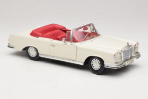 Mercedes 280 SE W108 Valge Maisto 1:18 52111 Metall - pilt 6/8