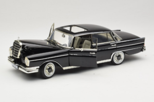 Mercedes 300 SE W112 Black Metallic Revell 1:18 08910 Metall - pilt 2/8