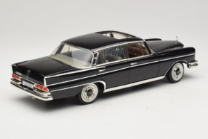 Mercedes 300 SE W112 Black Metallic Revell 1:18 08910 Metall - pilt 3/8