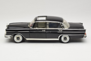 Mercedes 300 SE W112 Black Metallic Revell 1:18 08910 Metall - pilt 4/8