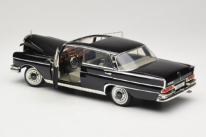 Mercedes 300 SE W112 Black Metallic Revell 1:18 08910 Metall - pilt 5/8