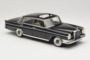 Mercedes 300 SE W112 Black Metallic Revell 1:18 08910 Metall - pilt 6/8