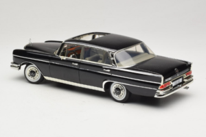 Mercedes 300 SE W112 Black Metallic Revell 1:18 08910 Metall - pilt 7/8