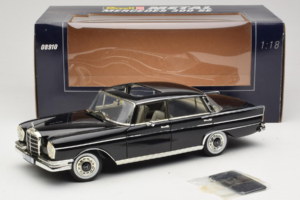 Mercedes 300 SE W112 Black Metallic Revell 1:18 08910 Metall - pilt 8/8