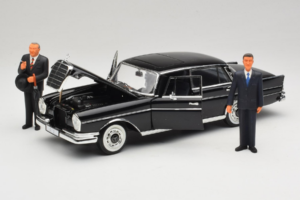 Mercedes 300 SE Must Kujukestega Revell 1:18 09050 Metall - pilt 2/9