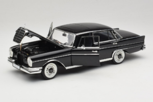 Mercedes 300 SE Must Kujukestega Revell 1:18 09050 Metall - pilt 3/9