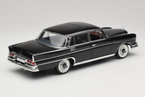 Mercedes 300 SE Must Kujukestega Revell 1:18 09050 Metall - pilt 4/9