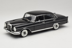 Mercedes 300 SE Must Kujukestega Revell 1:18 9050 Metall