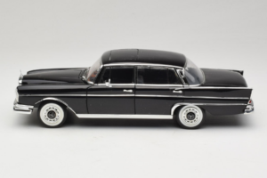 Mercedes 300 SE Must Kujukestega Revell 1:18 09050 Metall - pilt 5/9