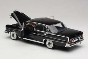 Mercedes 300 SE Must Kujukestega Revell 1:18 09050 Metall - pilt 6/9