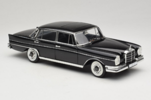 Mercedes 300 SE Must Kujukestega Revell 1:18 09050 Metall - pilt 7/9