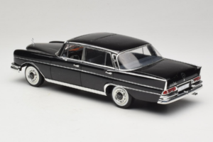 Mercedes 300 SE Must Kujukestega Revell 1:18 09050 Metall - pilt 8/9