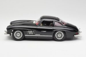 Mercedes 300 SL W198 Must Bburago 1:18 35791 Metall - pilt 4/8
