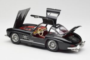 Mercedes 300 SL W198 Must Bburago 1:18 35791 Metall - pilt 5/8