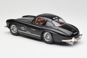Mercedes 300 SL W198 Must Bburago 1:18 35791 Metall - pilt 7/8