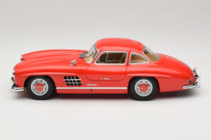 Mercedes 300 SL Gullwing Punane Minichamps 1:18 180039001 Metall - pilt 4/8