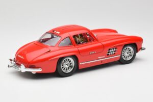 Mercedes 300 SL Punane Bburago 1:18 3015 Metall - pilt 3/8