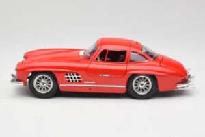 Mercedes 300 SL Punane Bburago 1:18 3015 Metall - pilt 4/8